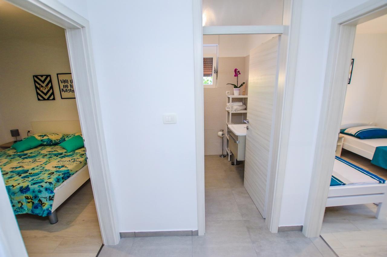 Family Beach Apartments Peroj Exteriör bild