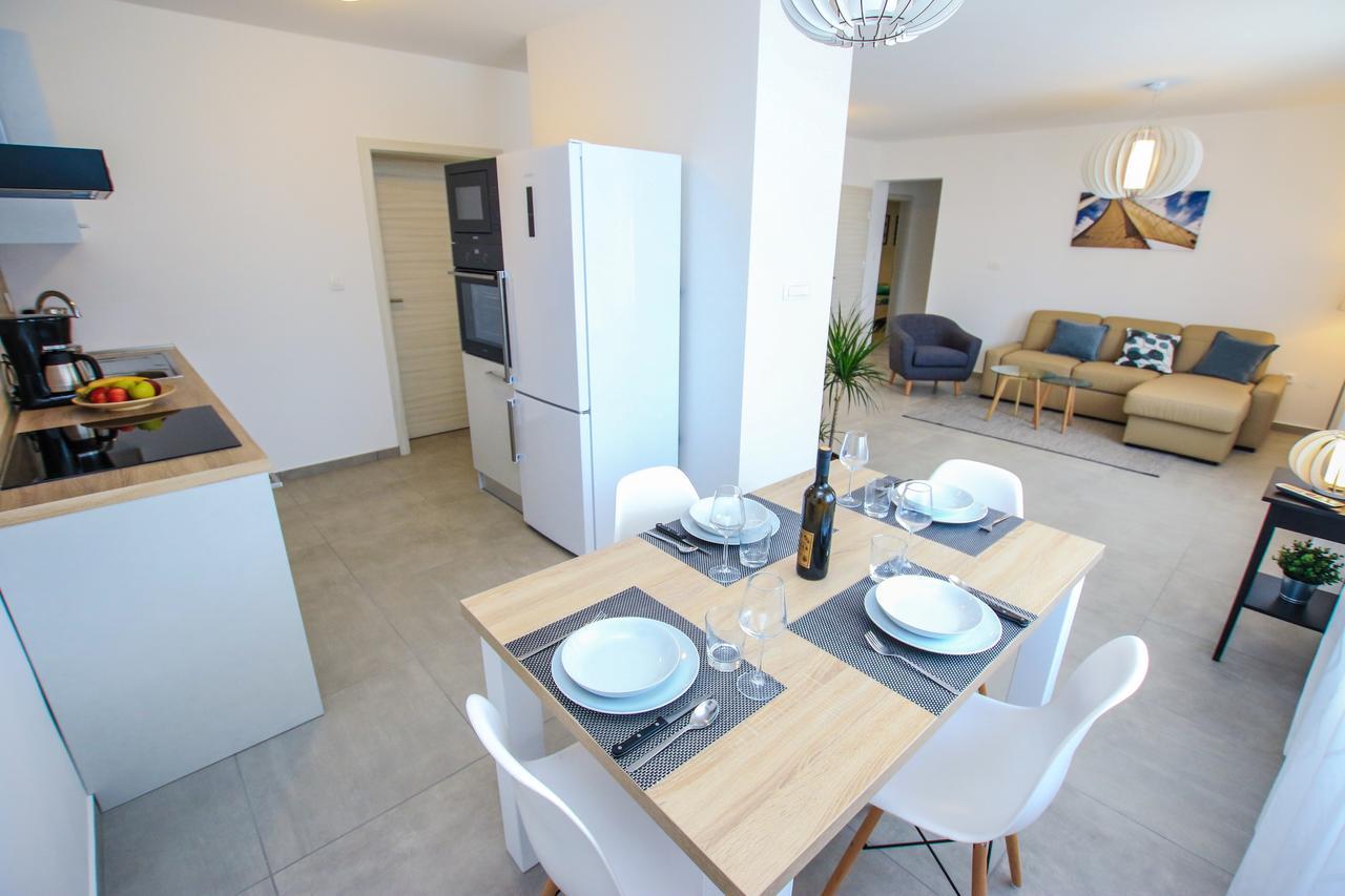 Family Beach Apartments Peroj Exteriör bild